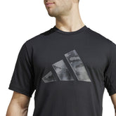 adidas T-Shirt Train Essentials Camo Graphic Logo Uomo Nero | NonSoloSport