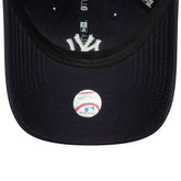 Cappello New Era 9Twenty New York Yankees MLB Washed Script Blu Navy | NonSoloSport