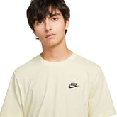 T-Shirt Uomo Nike Cotone Small Logo - Nsw Club Bianco Crema | NonSoloSport