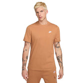 T-Shirt Uomo Nike Cotone Small Logo - Nsw Club Marrone | NonSoloSport