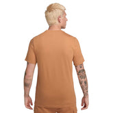 T-Shirt Uomo Nike Cotone Small Logo - Nsw Club Marrone | NonSoloSport