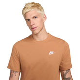 T-Shirt Uomo Nike Cotone Small Logo - Nsw Club Marrone | NonSoloSport