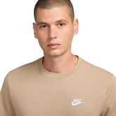 T-Shirt Uomo Nike Cotone Small Logo - Nsw Club Grigio Tortora | NonSoloSport