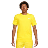 T-Shirt Uomo Nike Small Logo Nsw Club Giallo | NonSoloSport