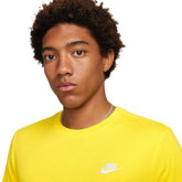 T-Shirt Uomo Nike Small Logo Nsw Club Giallo | NonSoloSport