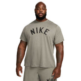 Nike T-Shirt Primary Swoosh Uomo Verde | NonSoloSport