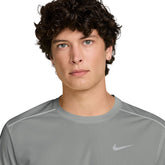 T-Shirt Uomo Nike Miler Grigio | NonSoloSport