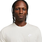 T-Shirt Uomo Nike Small Logo Nsw Club Bianco Sporco | NonSoloSport