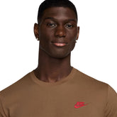 T-Shirt Uomo Nike Sportswear Club Marrone Rosso | NonSoloSport