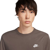 T-Shirt Uomo Nike Sportswear Club Marrone | NonSoloSport