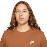 T-Shirt Uomo Nike Small Logo Nsw Club Marrone | NonSoloSport