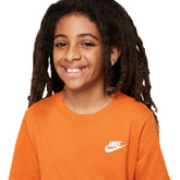 T-Shirt Bambino Nike Nsw Tee Emb Futura Arancione | NonSoloSport