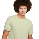 T-Shirt Uomo Nike Miler Verde Chiaro | NonSoloSport